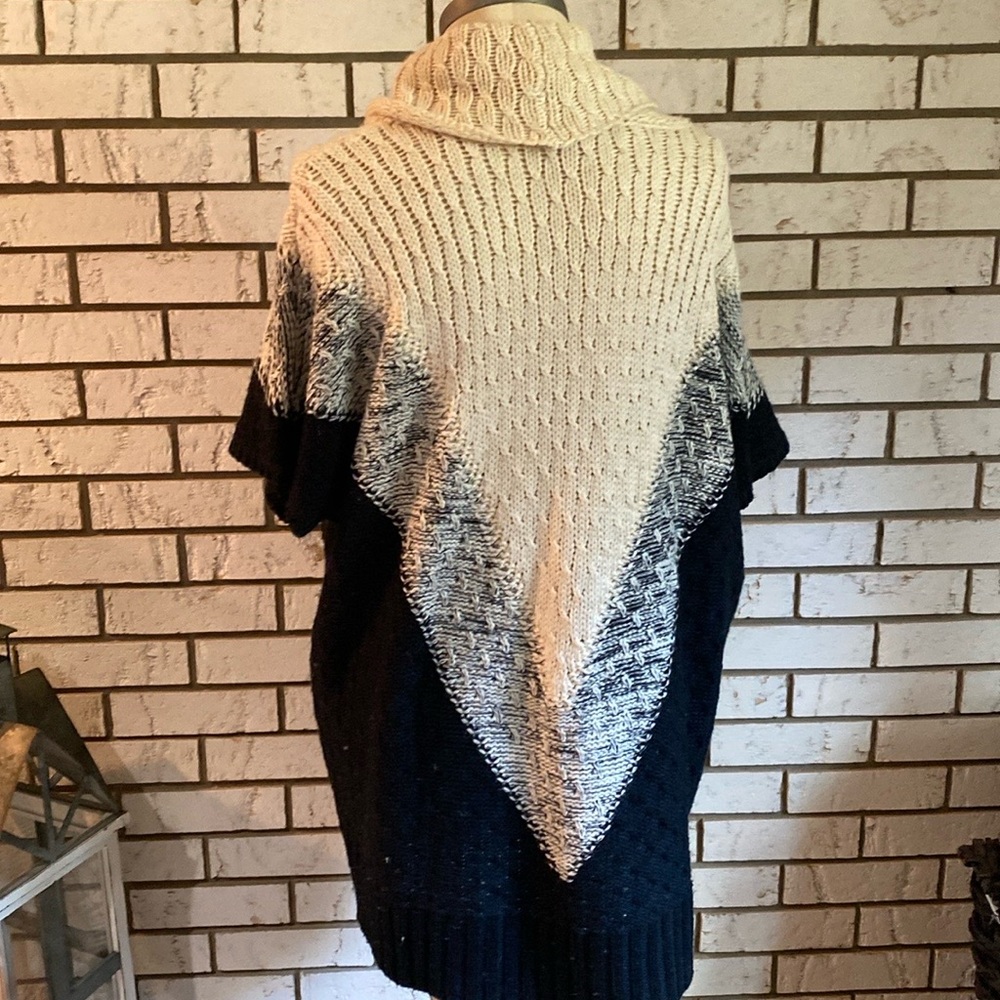Forever 21 / Navy & Cream cowl neck short sleeve sweater. Size L